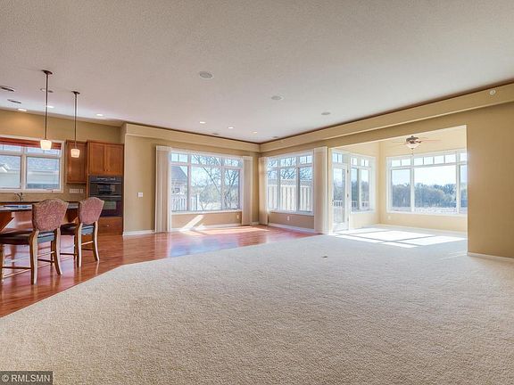 4th image of 485 Willoughby Way E