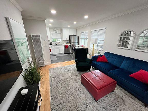 3rd image of 825 University Ave
