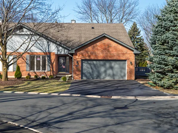 74 Royal Ln, Bloomingdale, IL 60108