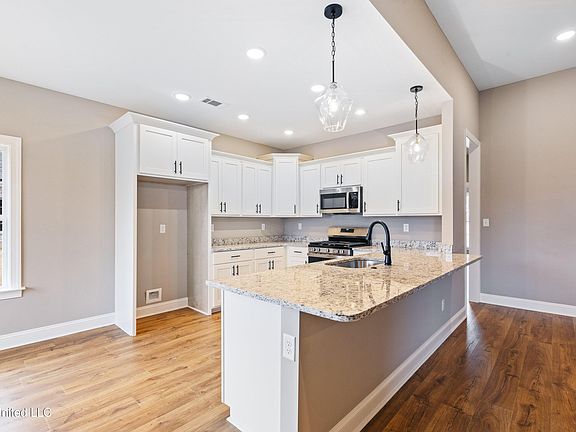4th image of 110 Garrett Dr