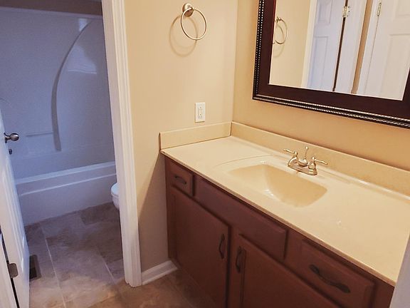 5th image of 983 Russet Dr