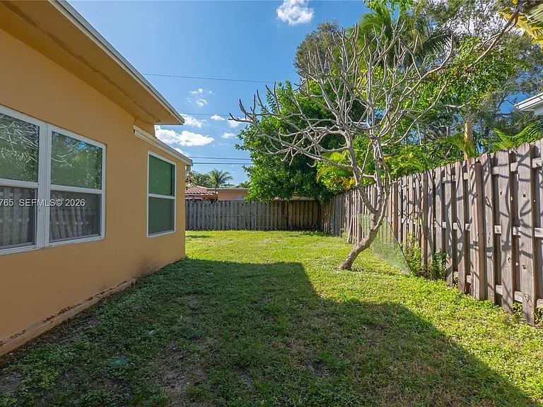 2621 SW 12th Ter — Photo 2