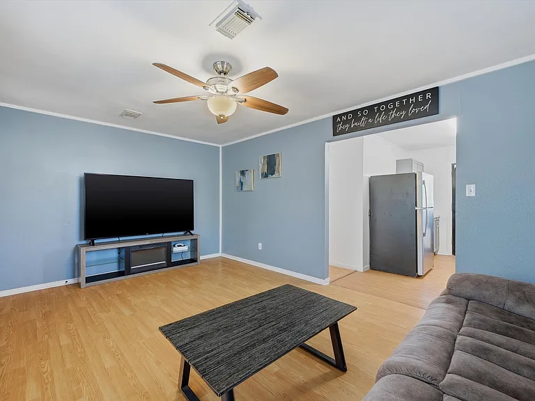 600 E South St — Photo 5