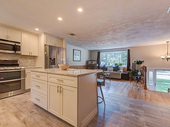 4th image of 96 Wisteria Dr