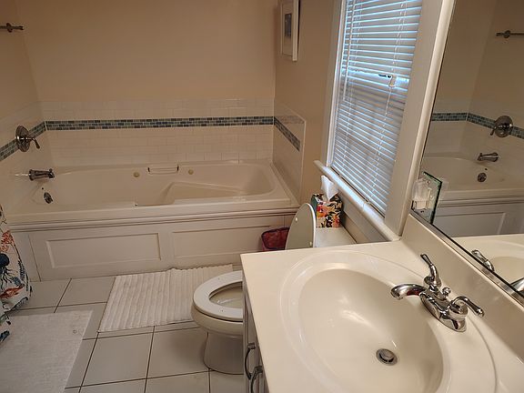 4th image of 604 King Charles Ave #1