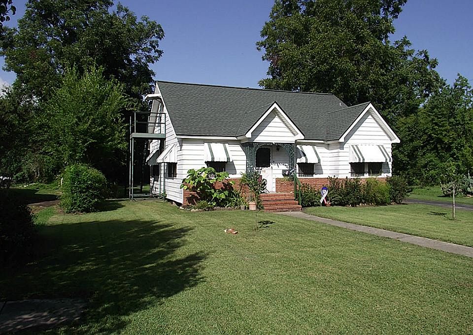 1st image of 710 Goliad St