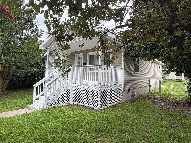 717 Eve St — Photo 2