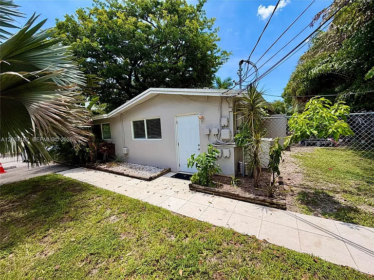 2809 NE 6th Ln #2809 — Photo 3
