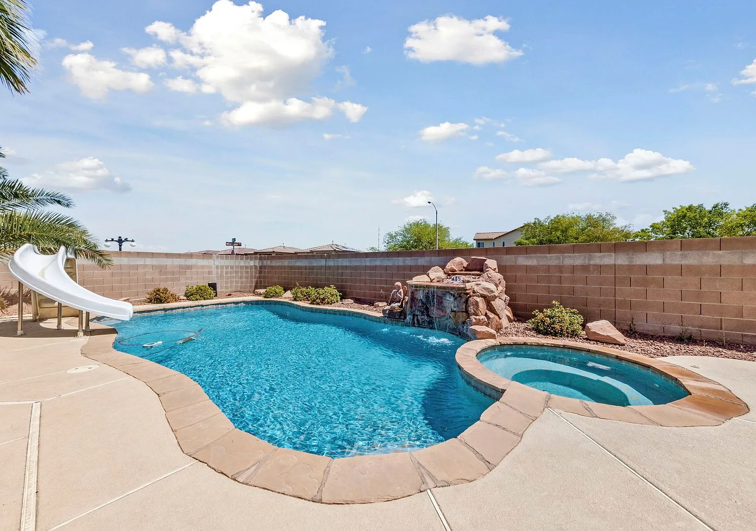 4 Bedroom 2 Bath Home Gated W/Pool & Spa R/V Parking — Photo 3
