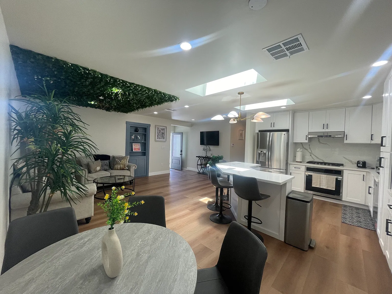 3 bed, 1214 sqft, $4,600 — Photo 4