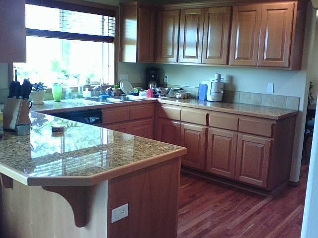 Stainless steel appliances, granite counters