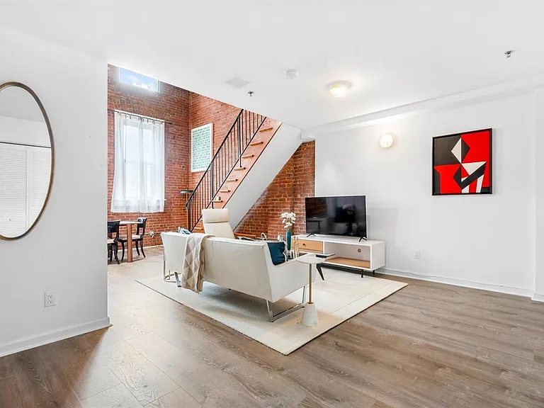 46 Irving St #2R — Photo 12
