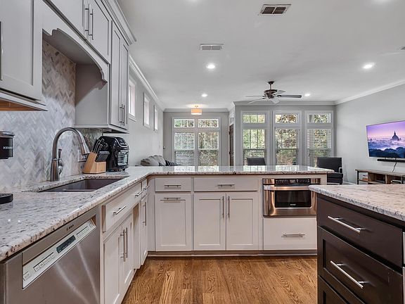 4th image of 824 N Duval St