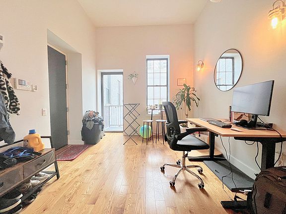 3rd image of 72 Willoughby St