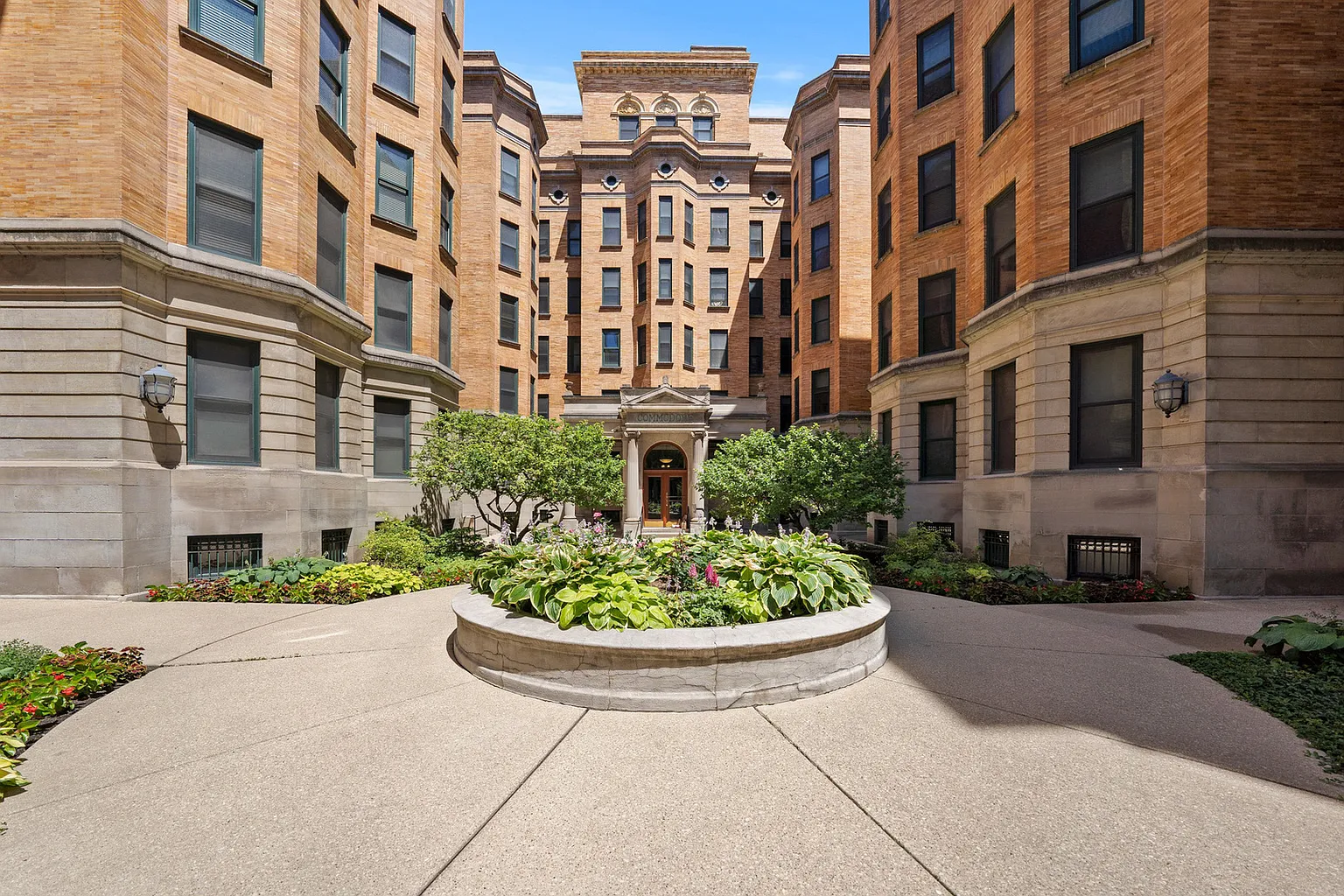 550 W Surf St APT 319 photo 1