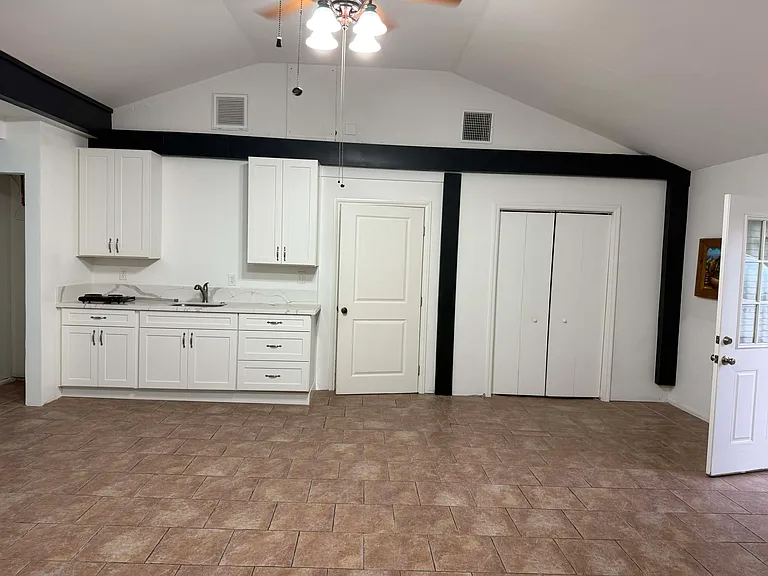 420 Hutchison St #B — Photo 9