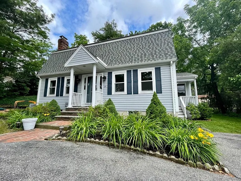 18 Pond St — Photo 2