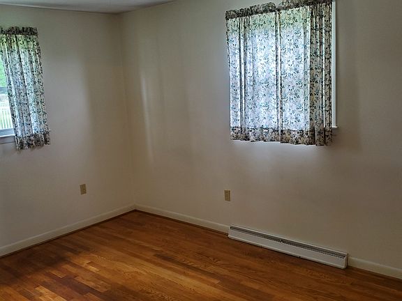 5th image of 122 W Cloverdale Ave