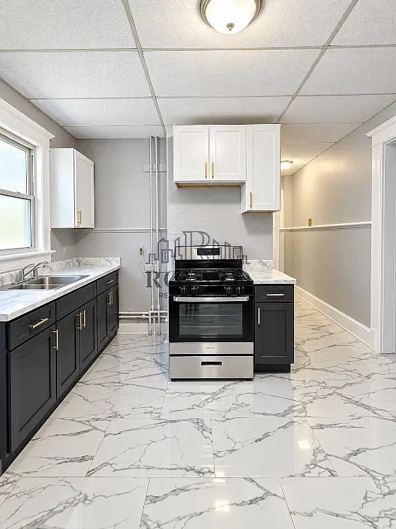 4 bed, 900 sqft, $2,300 — Photo 1