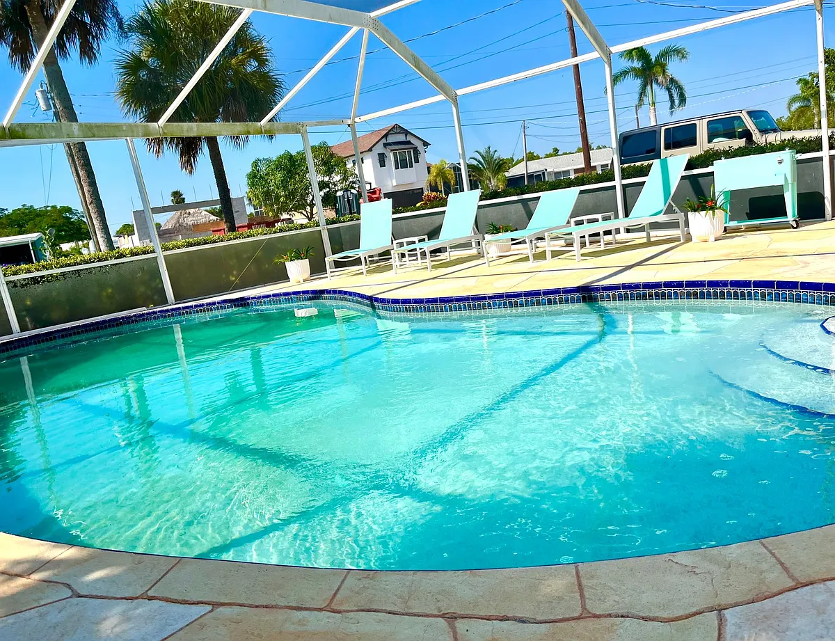 Pool and lanai - 1159 Holiday Ln