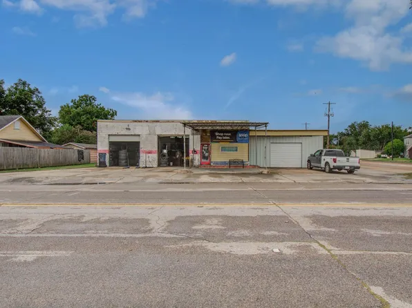 1701 Lee Dr, Baytown, TX 77520