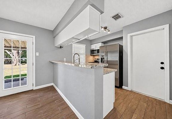 4th image of 201 Inwood Ln