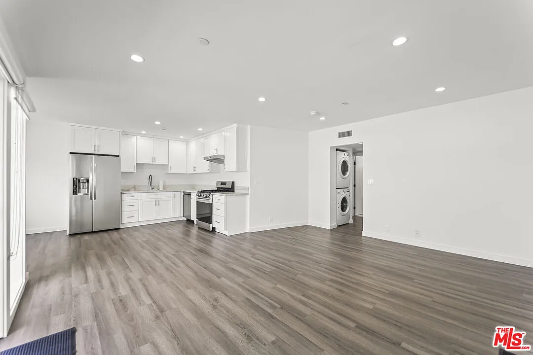 2 bed, 2.0 bath, 1050 sqft, $5,000 — Photo 3