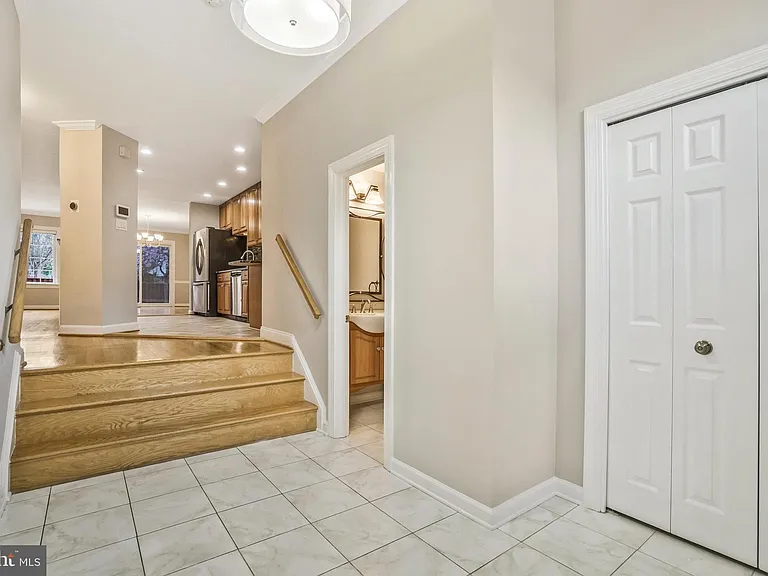 6366 Brampton Ct — Photo 2