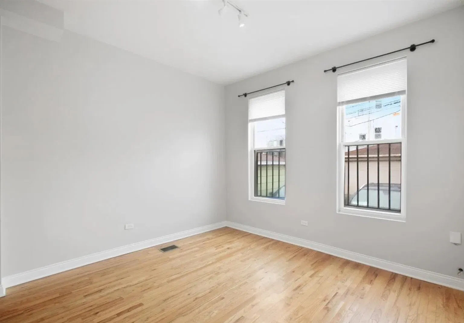 3 bed, 1.0 bath, $2,500 — Photo 3