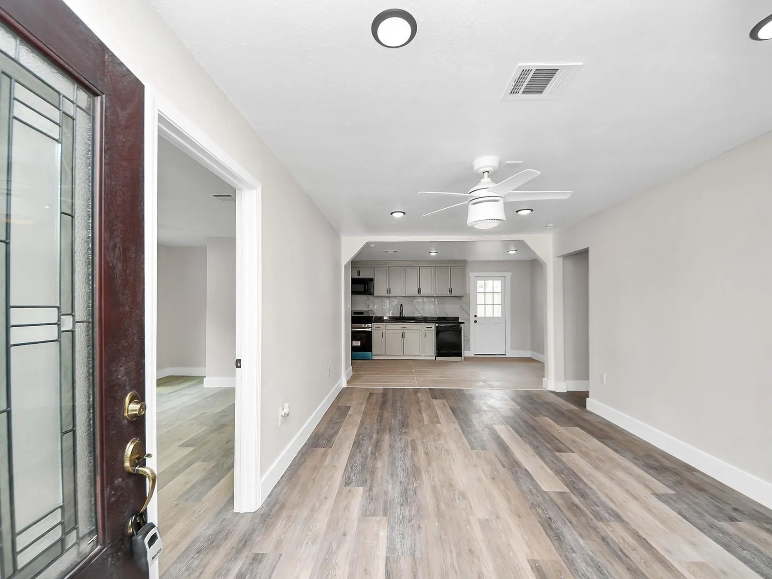 4 bed, 1.0 bath, 1765 sqft, $1,900 — Photo 4