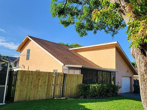 3rd image of 712 Place Chateau #1