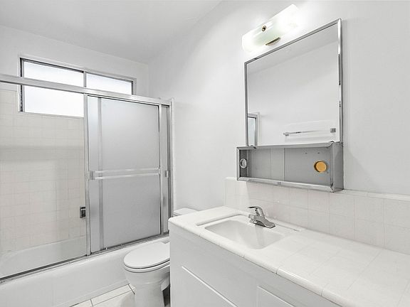 4th image of 15529 Moorpark St APT 3
