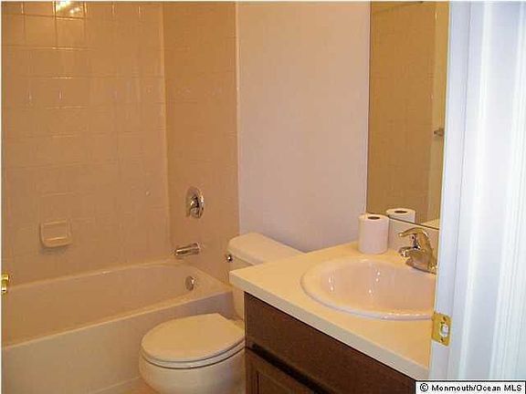 1ST FLOOR FULL BATHROOM-PIC MAY INCLUDE UPGRADGES NOT PART OF STANDARD FEATURE