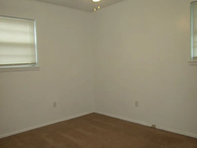 147 NE Dunlop St — Photo 15