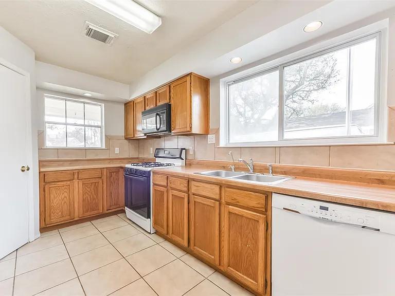 16606 Burlcreek — Photo 13