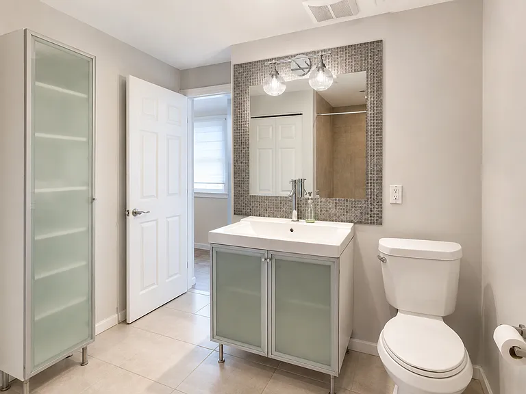 324 W 8th St #3 — Photo 11