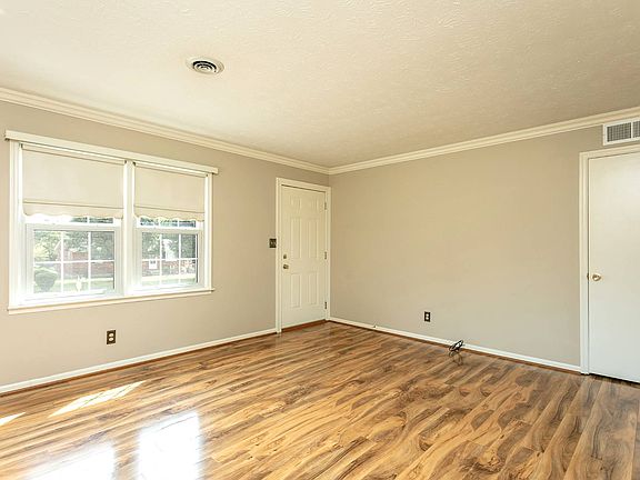 3rd image of 163 Lee Ave