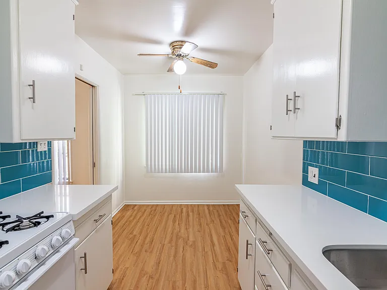 Gayley Manor Apartments — Photo 58