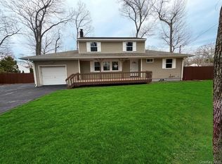 15 Gardiners Rd, Sound Beach, NY 11789