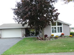 385 Lowden Point Rd, Rochester, NY 14612