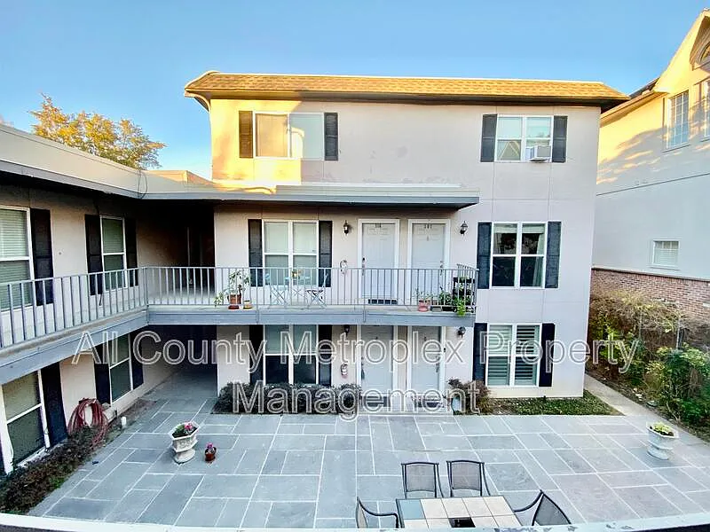 2 bed, 1.5 bath, 972 sqft, $1,895 — Photo 2