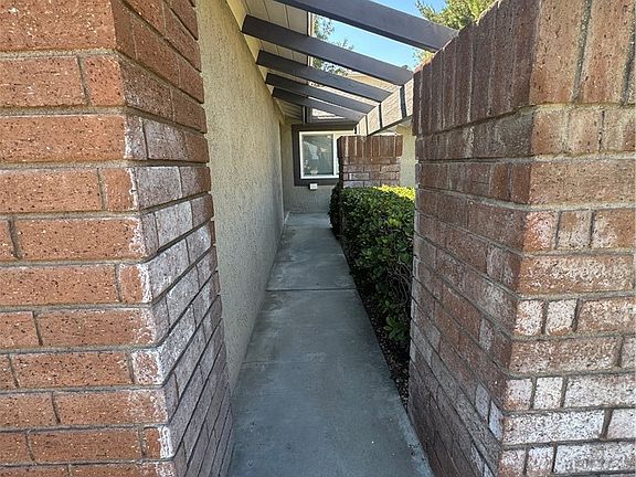 2nd image of 2152 Trafalgar Ave