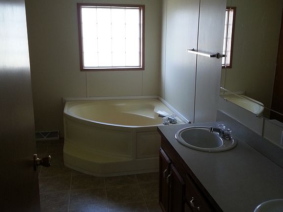 3rd image of 180 Pine Dr S