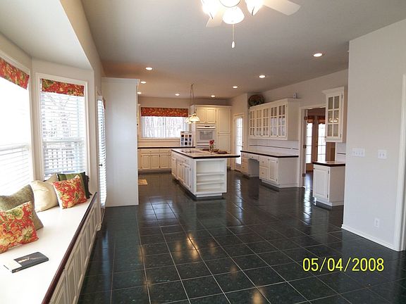 Large Kitchen w/Island