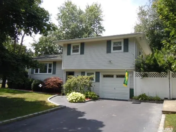 4 Wagner Dr, Coram, NY 11727