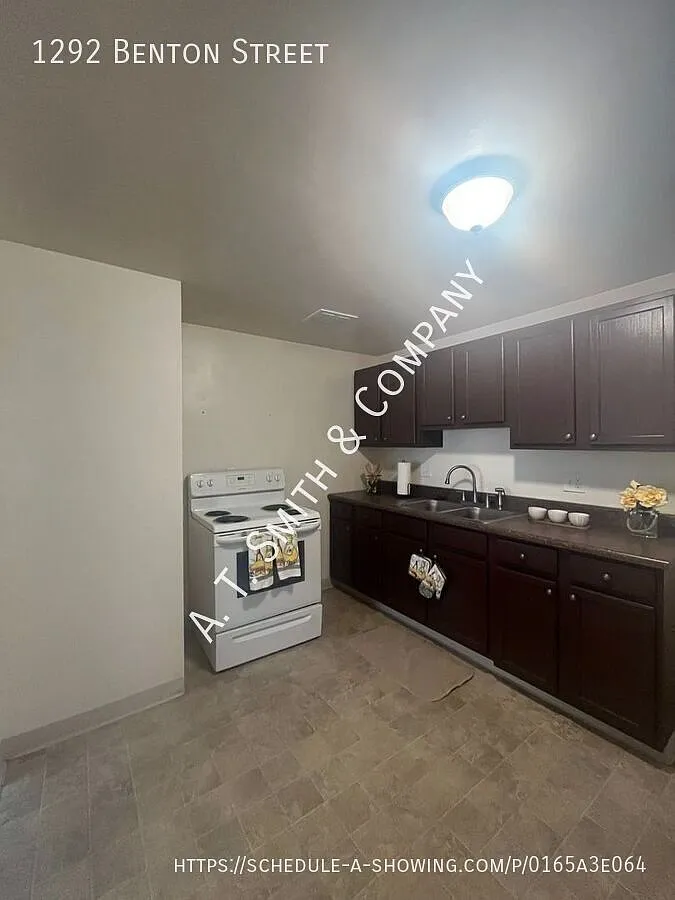 Lakewood 1-Bedroom Triplex with Walk-In Closet & Shared Fenced Yard — Photo 2