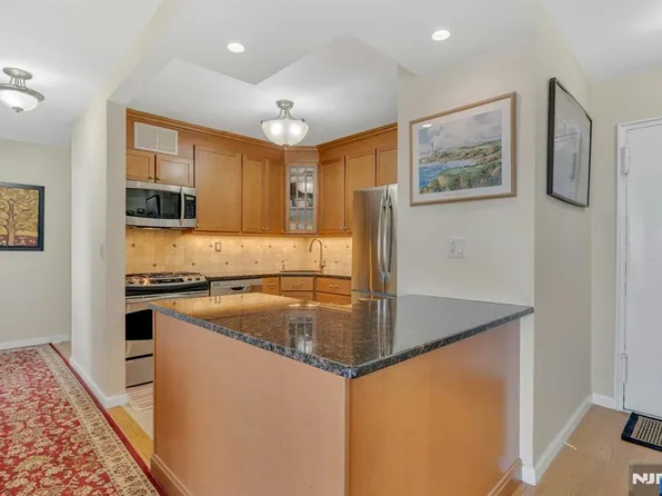 2000 Linwood Ave APT 22R, Fort Lee, NJ 07024