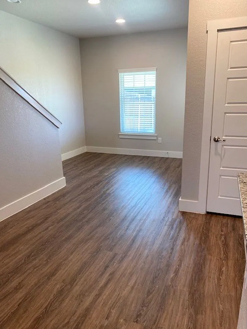 Large Townhome on corner lot — Photo 3