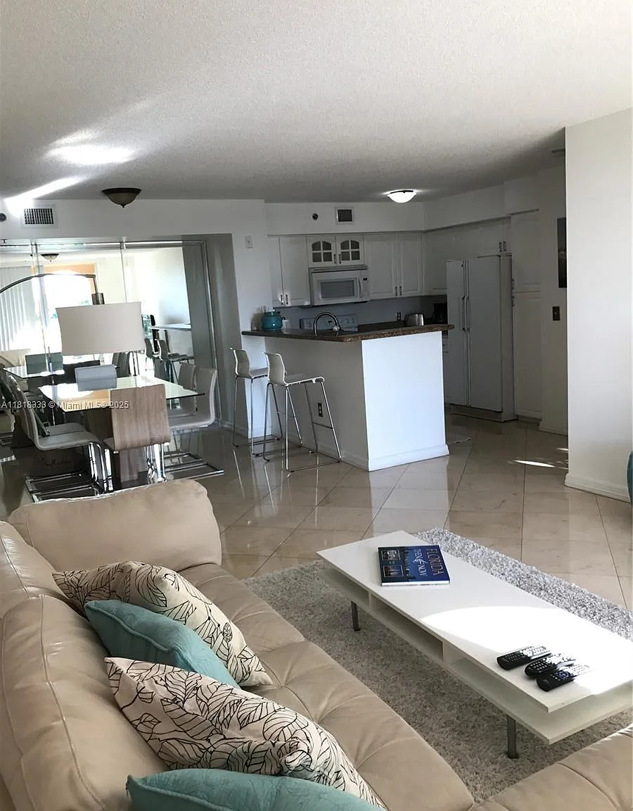 The Yacht Club At Aventur — Photo 4