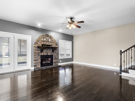 3rd image of 1685 Apache Way